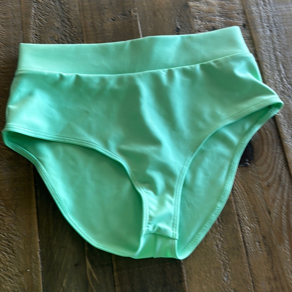 Alo yoga airlift breaker boy short in ultramint